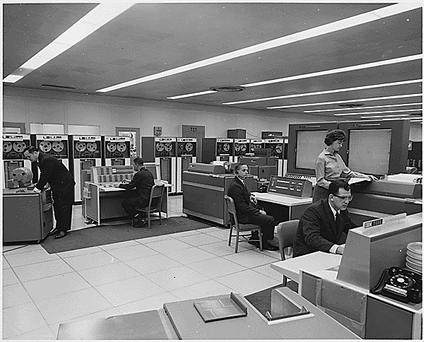 Frühe Computer und regelbasierte KI-Systeme