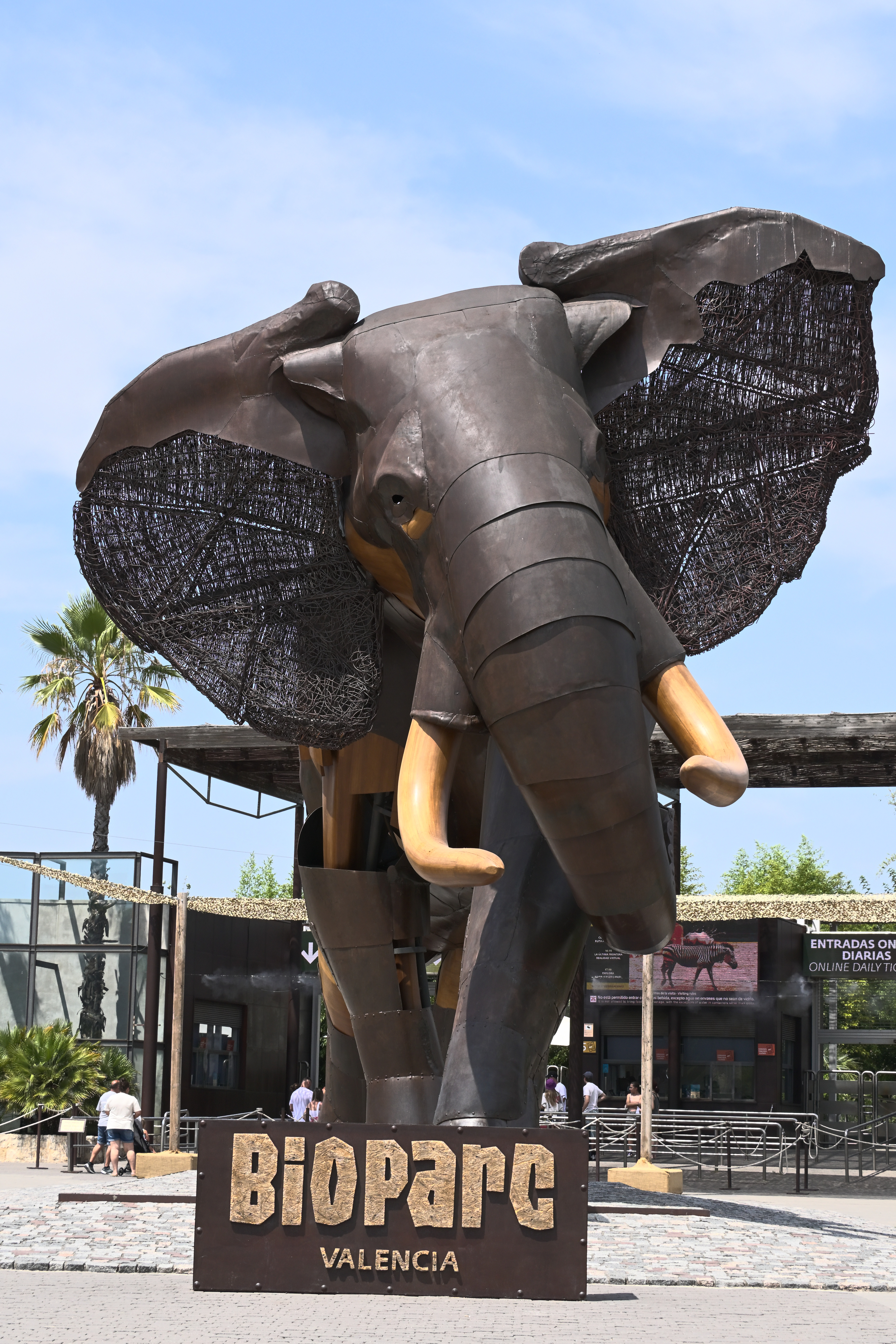 Monumentale Elefantenskulptur Escipión mit geflochtenen Ohren und Bioparc-Schild am Eingang des Bioparc Valencia