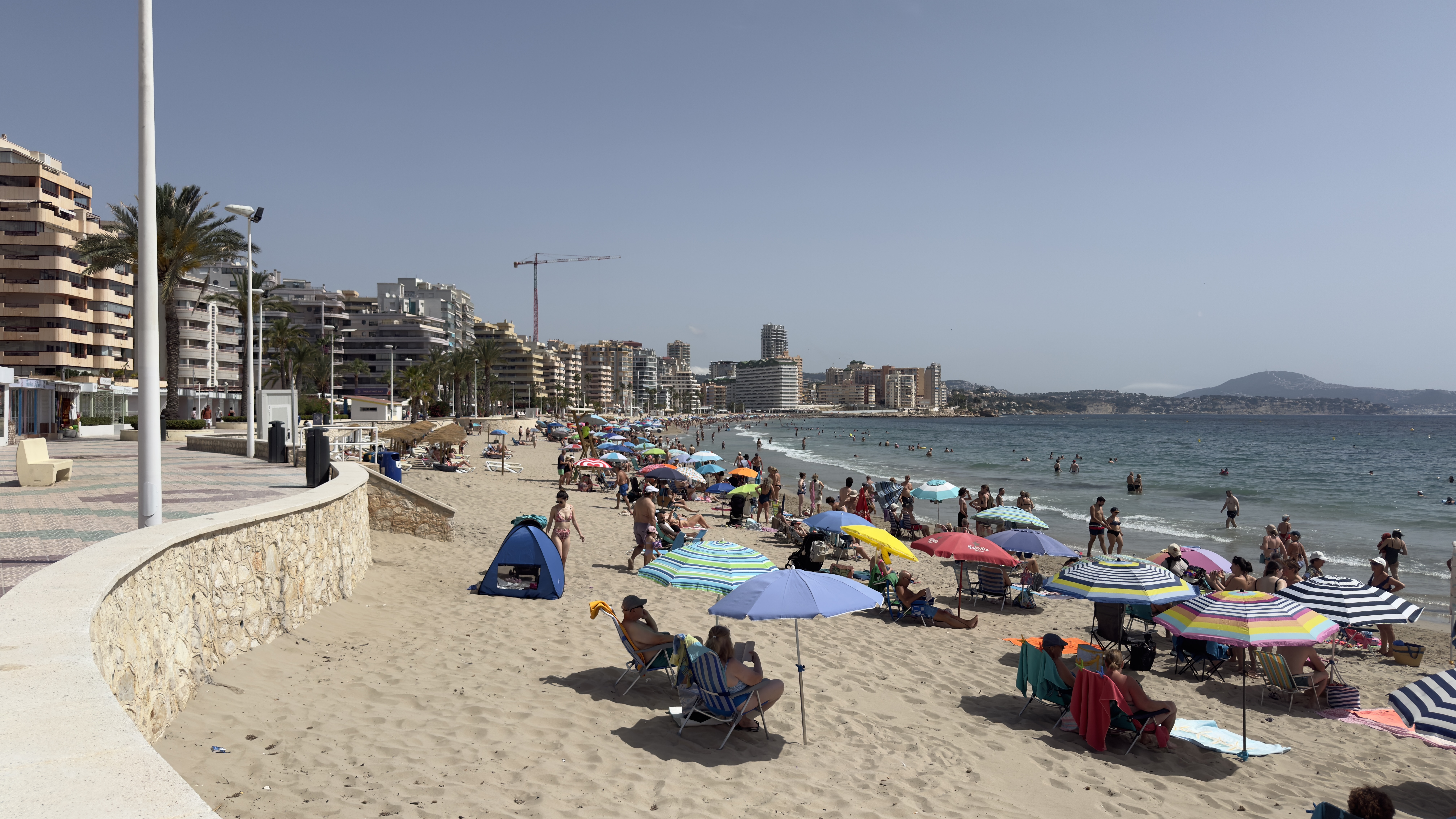 Hochsommer am Fosa-Strand – Calpe zeigt sich von seiner lebhaften Seite