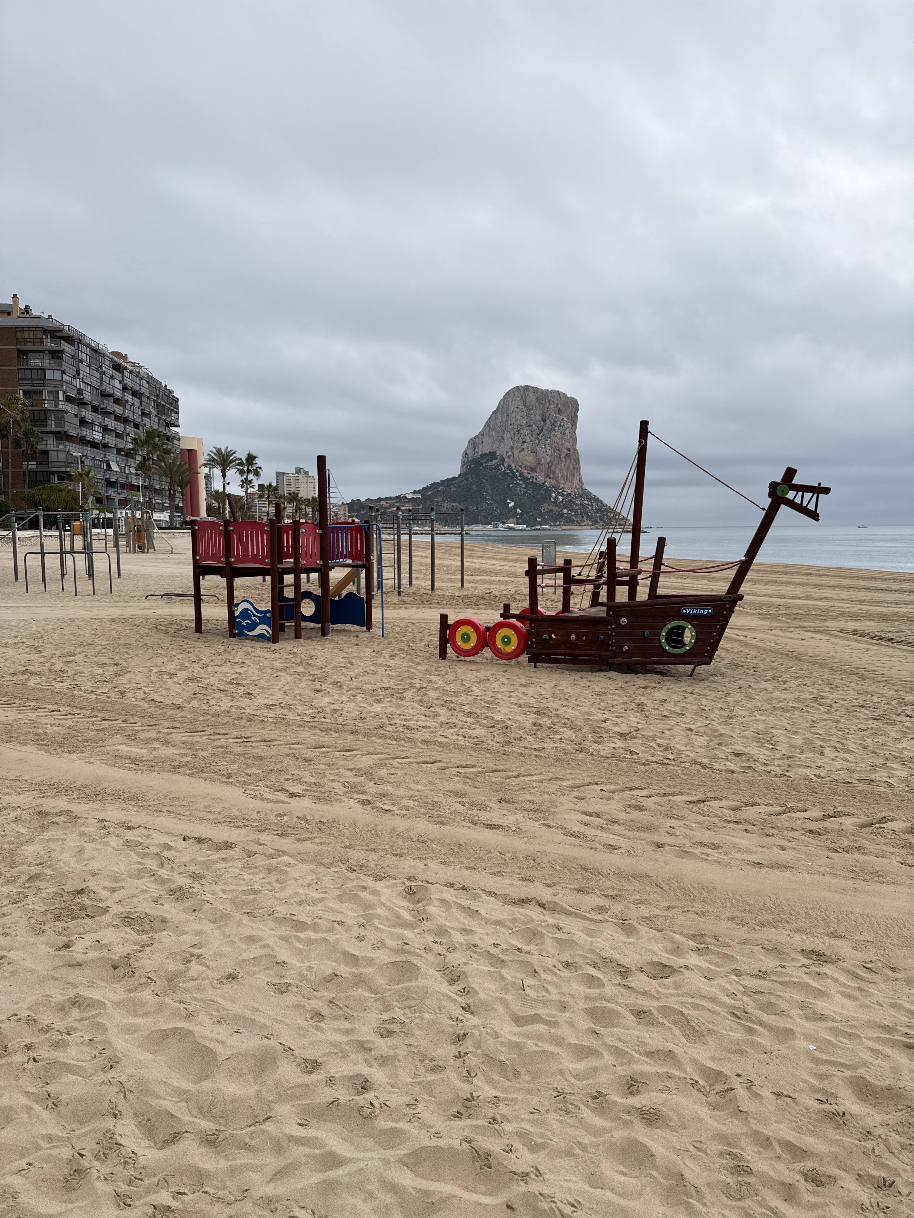 Stiller Strandmorgen mit Felsenblick