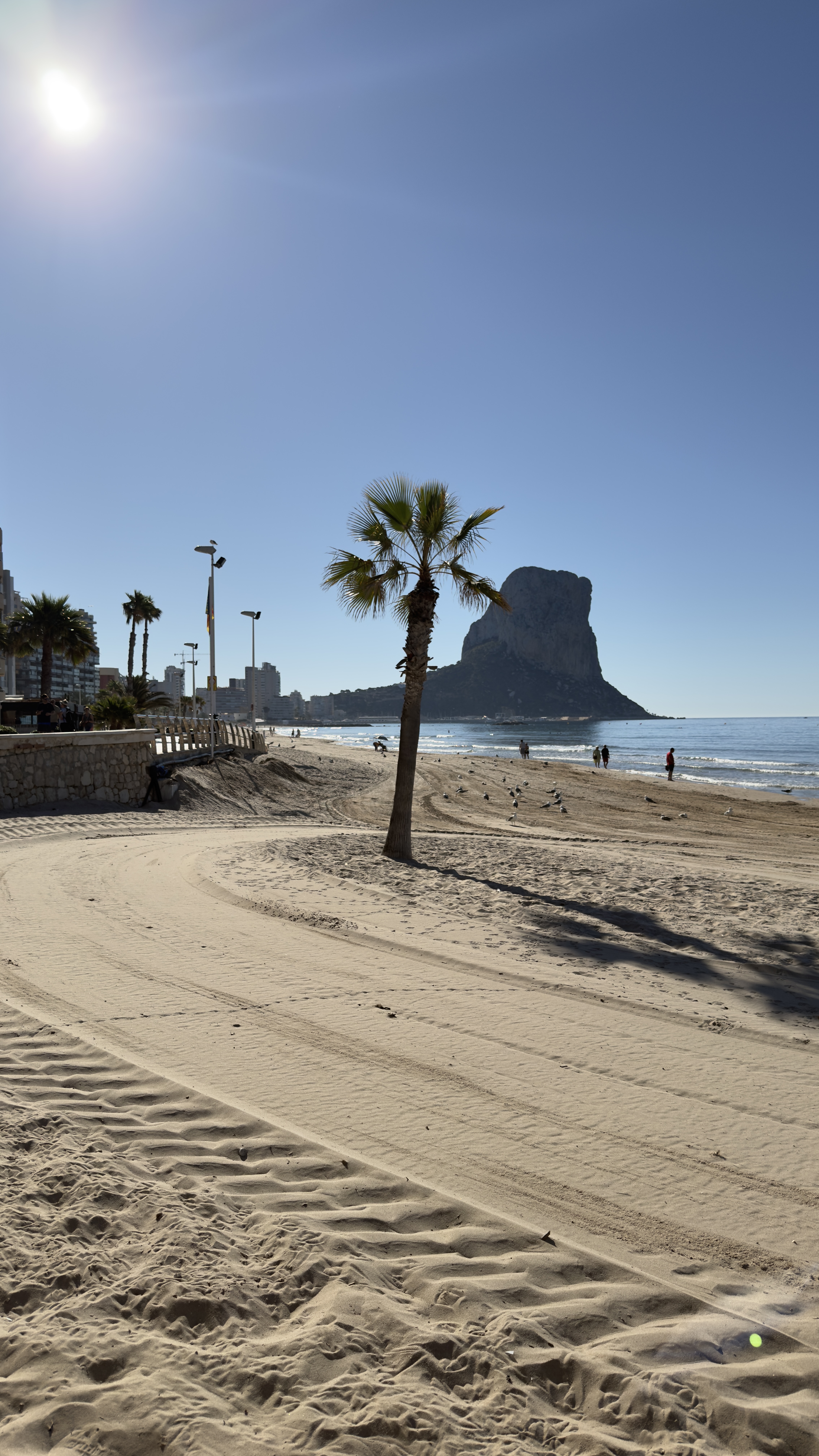 Sonniger Morgen am Strand von Calpe